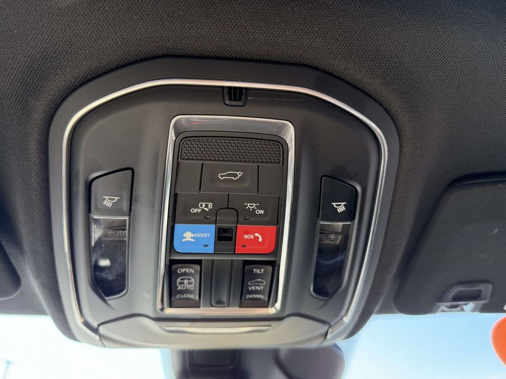 Used 2025 Jeep Grand Cherokee Laredo X w/ Luxury Tech Group I AWD/4WD image 36