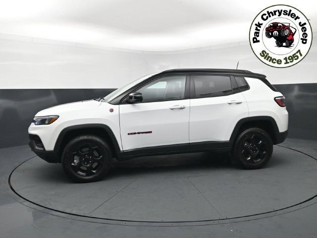 Used 2023 Jeep Compass Trailhawk w/ Trailhawk Convenience Group AWD/4WD image 3