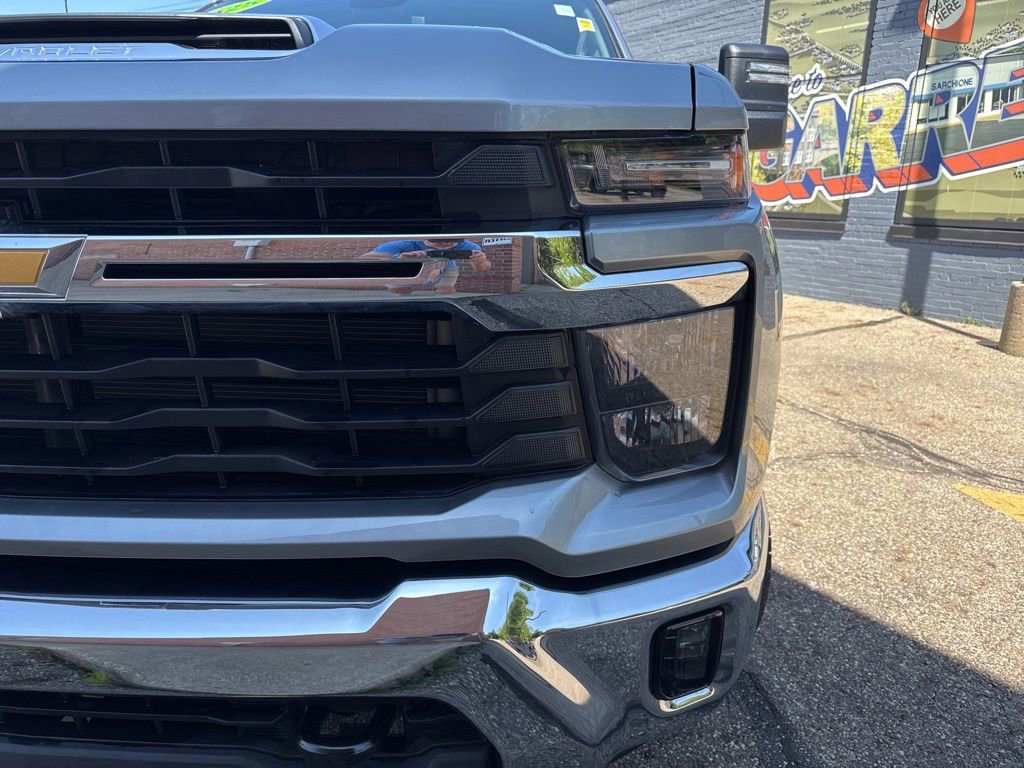 Used 2025 Chevrolet Silverado 2500 LT w/ Convenience Package AWD/4WD image 3