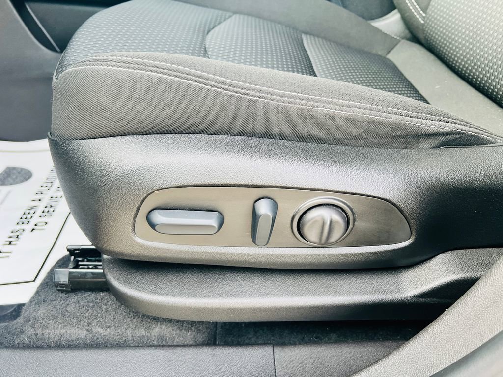 Used 2024 GMC Terrain SLE w/ Driver Convenience Package image 17