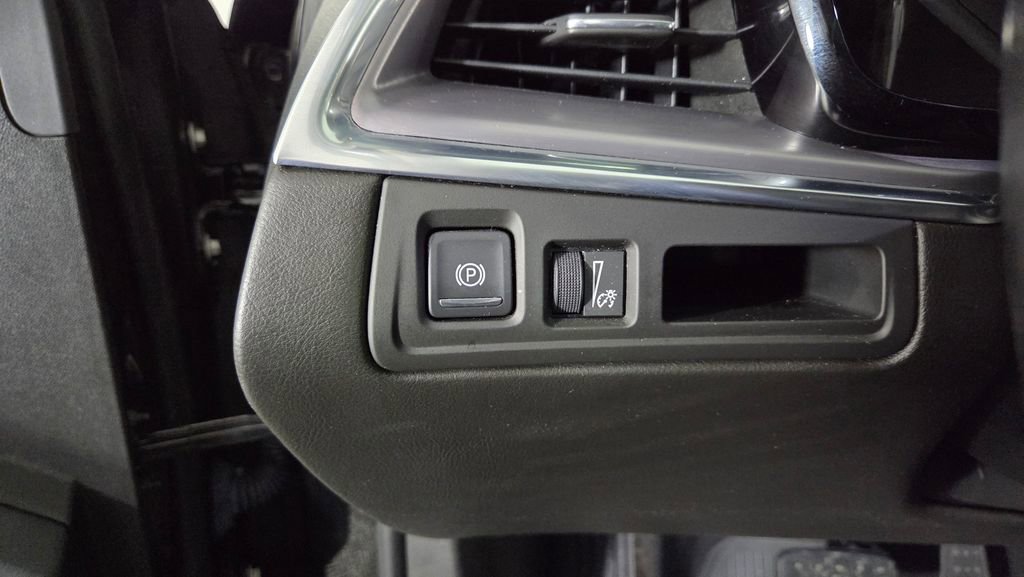 Used 2018 Cadillac XT5 Luxury w/ Driver Awareness Package image 21