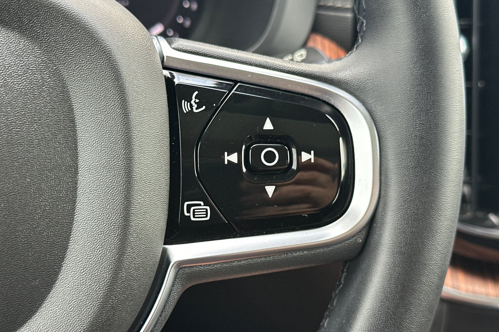 Certified 2023 Volvo XC60 B5 Ultimate AWD/4WD image 30