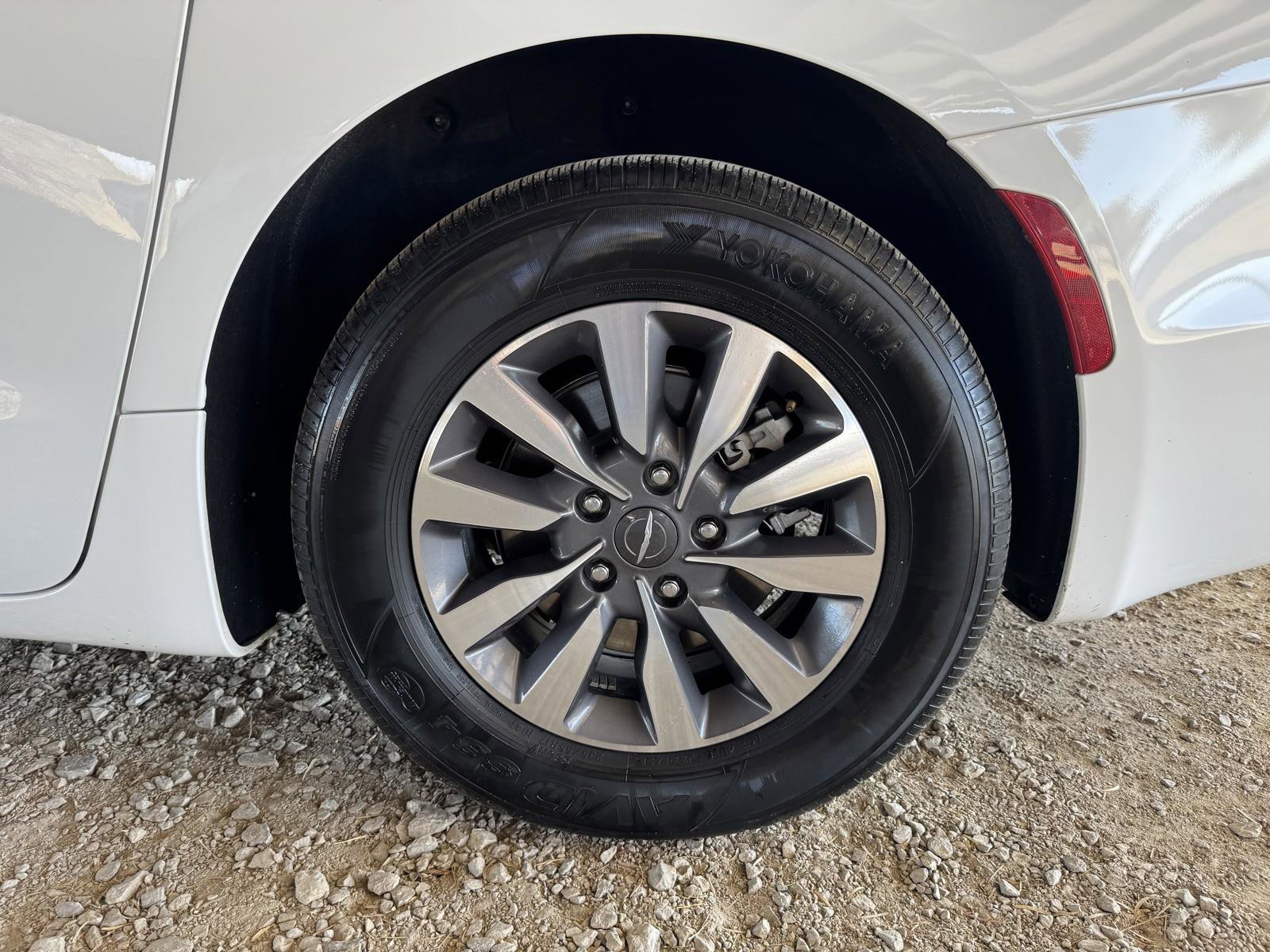 Used 2023 Chrysler Pacifica Touring-L image 44