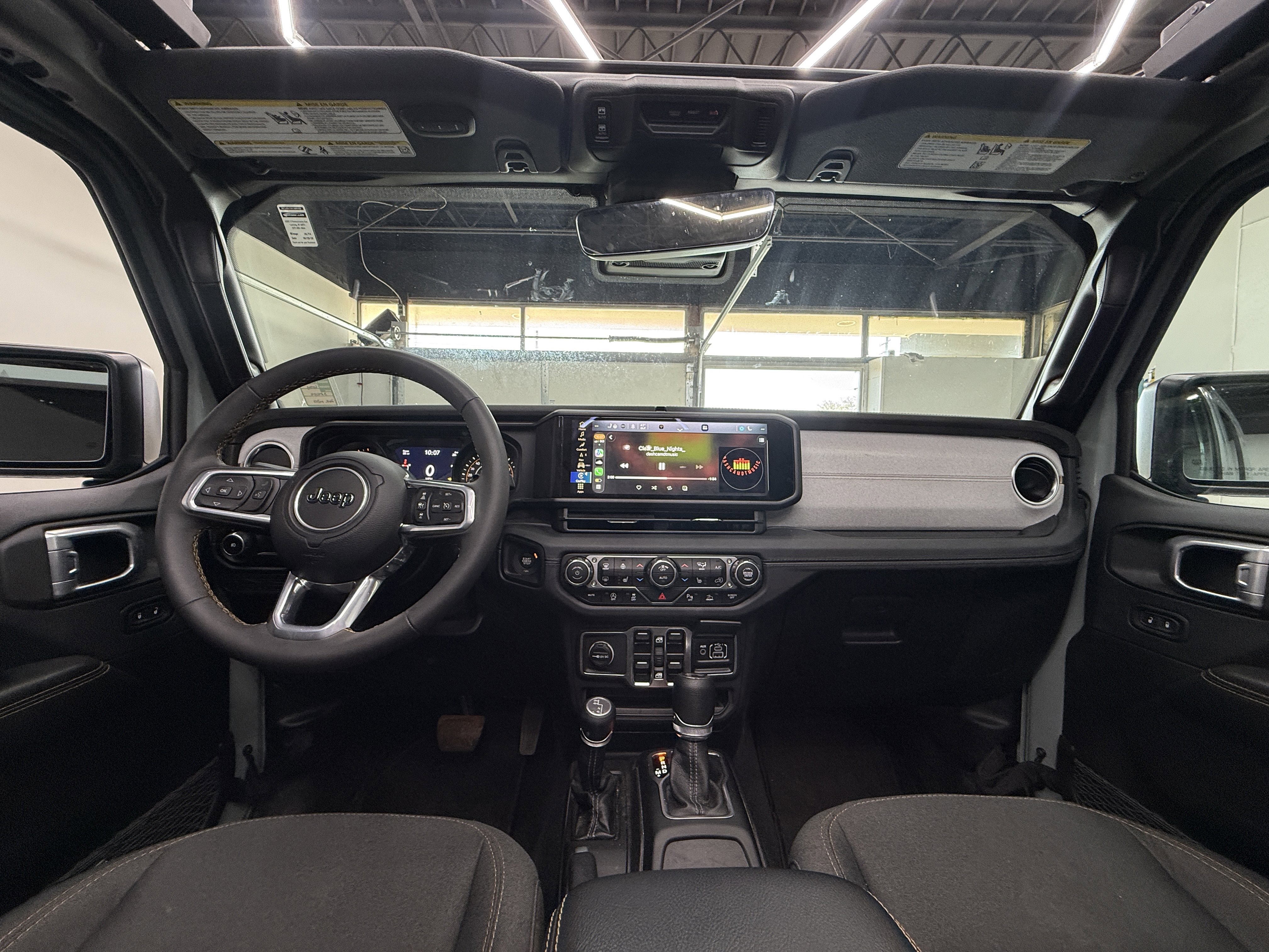 Used 2024 Jeep Wrangler Unlimited Sahara w/ Technology Group AWD/4WD image 12