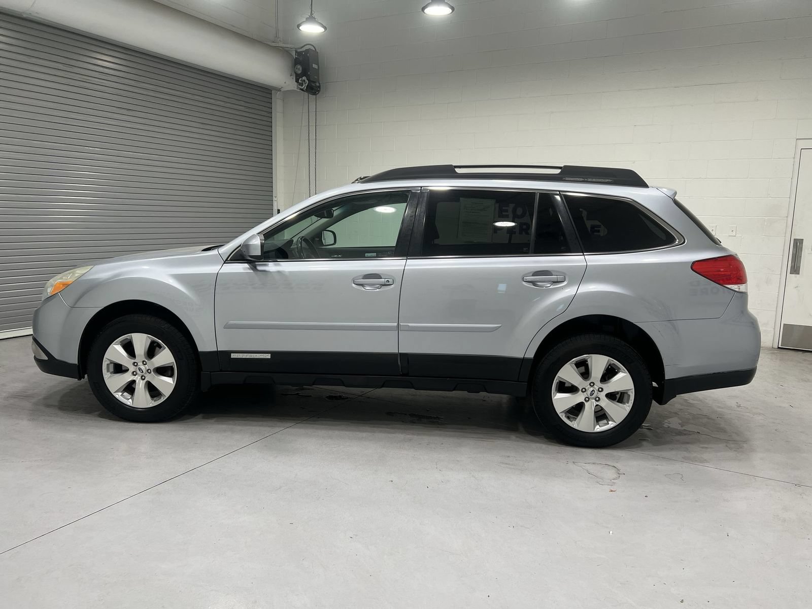 Used 2012 Subaru Outback 3.6R Limited w/ Moonroof Pkg AWD/4WD image 5