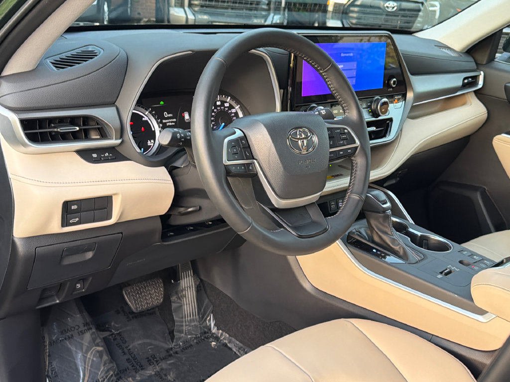 Used 2025 Toyota Highlander XLE AWD/4WD image 24