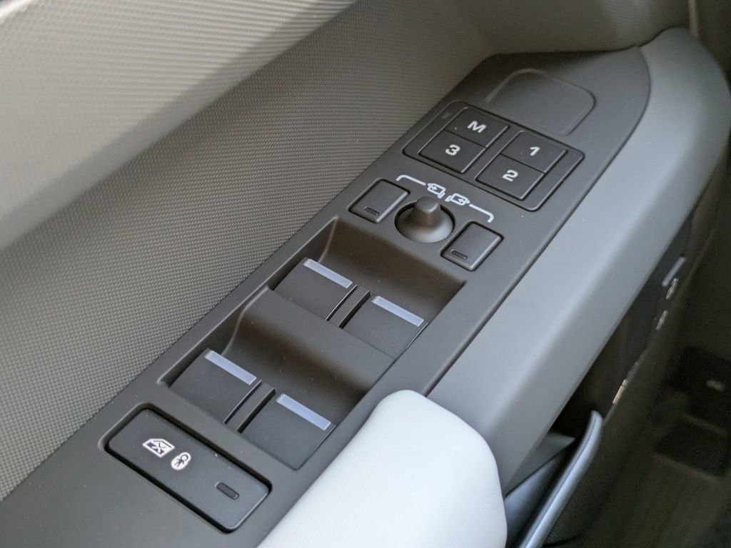 New 2026 Land Rover Defender 110 X-Dynamic SE image 25