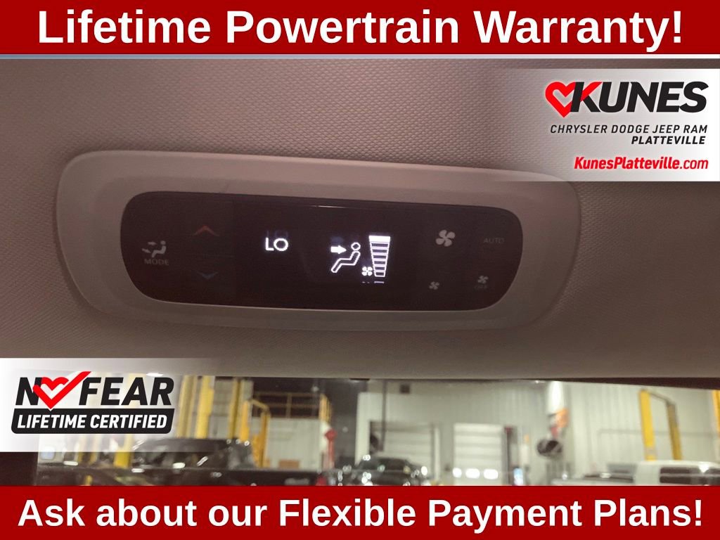 Used 2023 Chrysler Pacifica Touring-L image 32