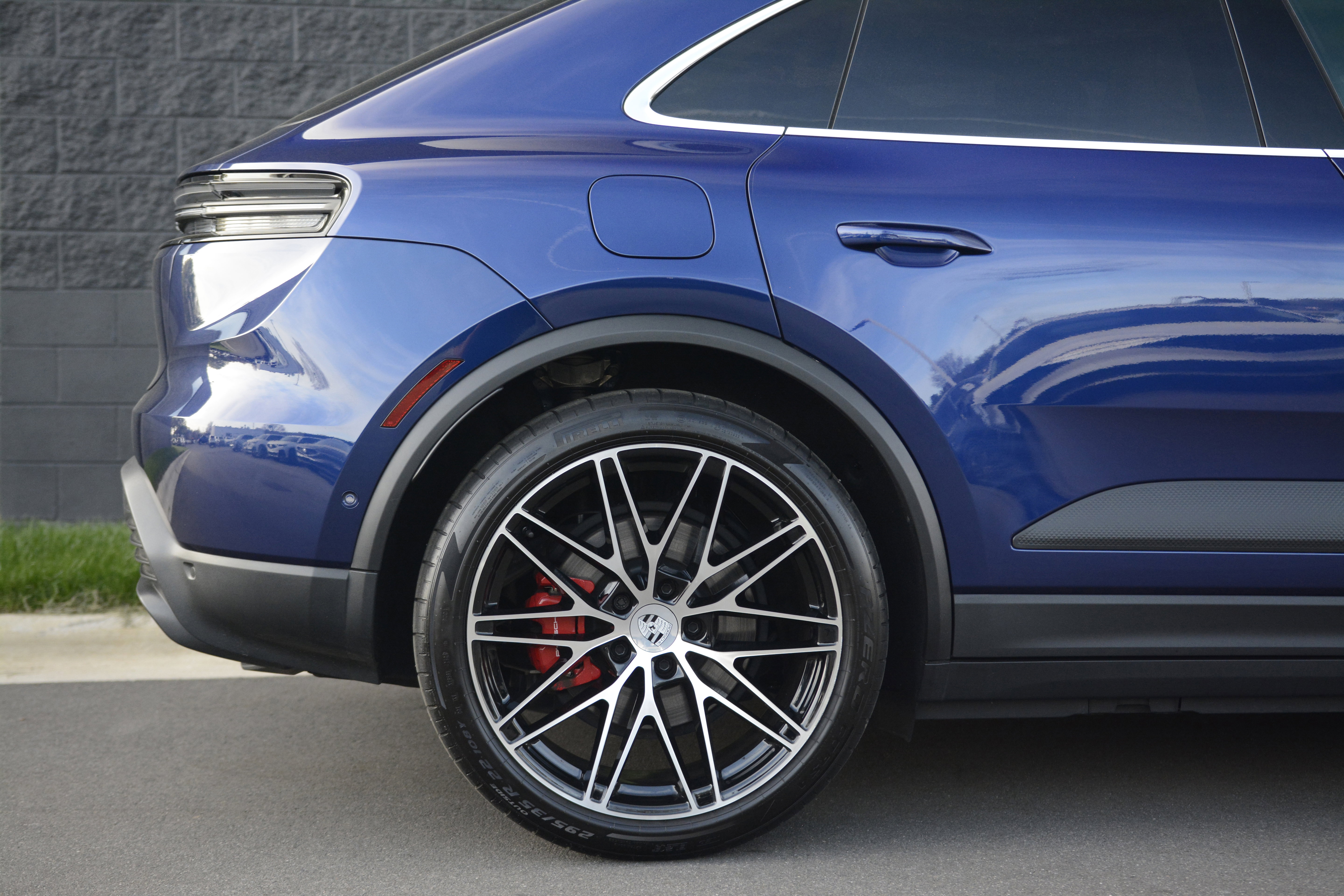 Certified 2025 Porsche Macan 4S Electric image 39