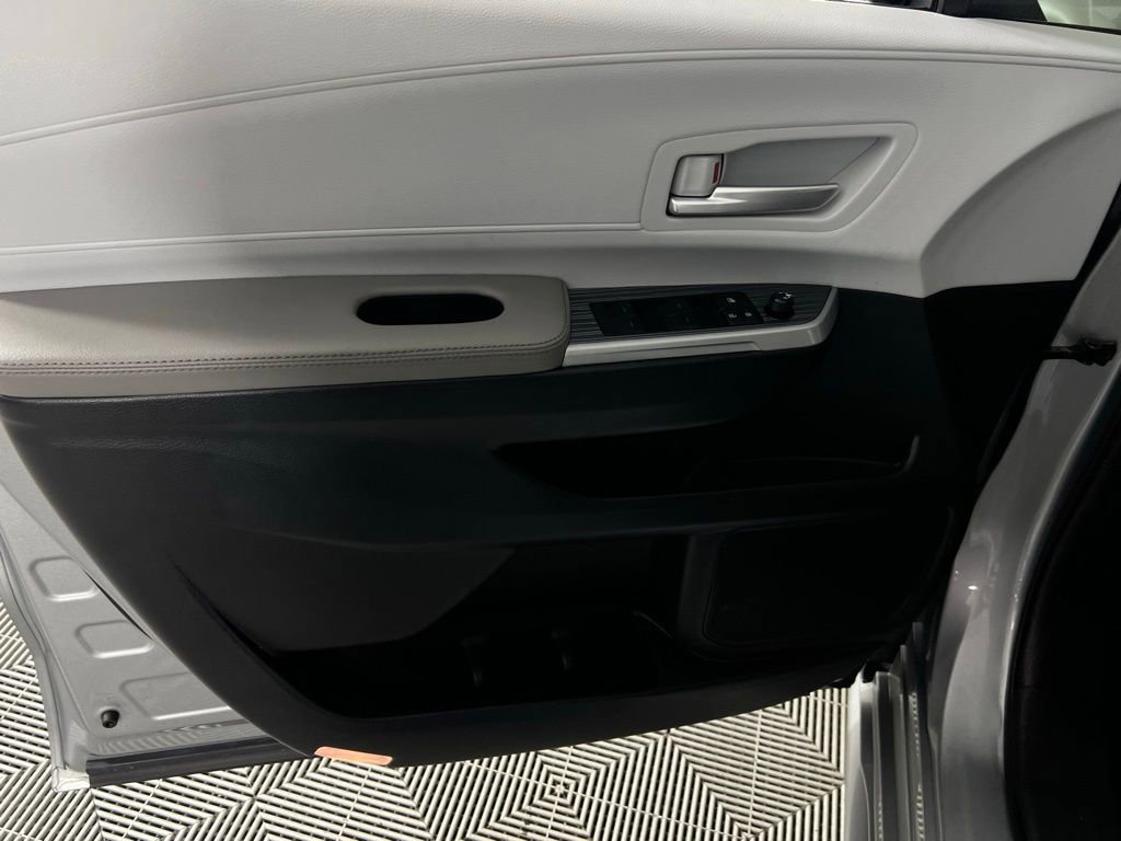 Used 2025 Toyota Sienna XLE image 27
