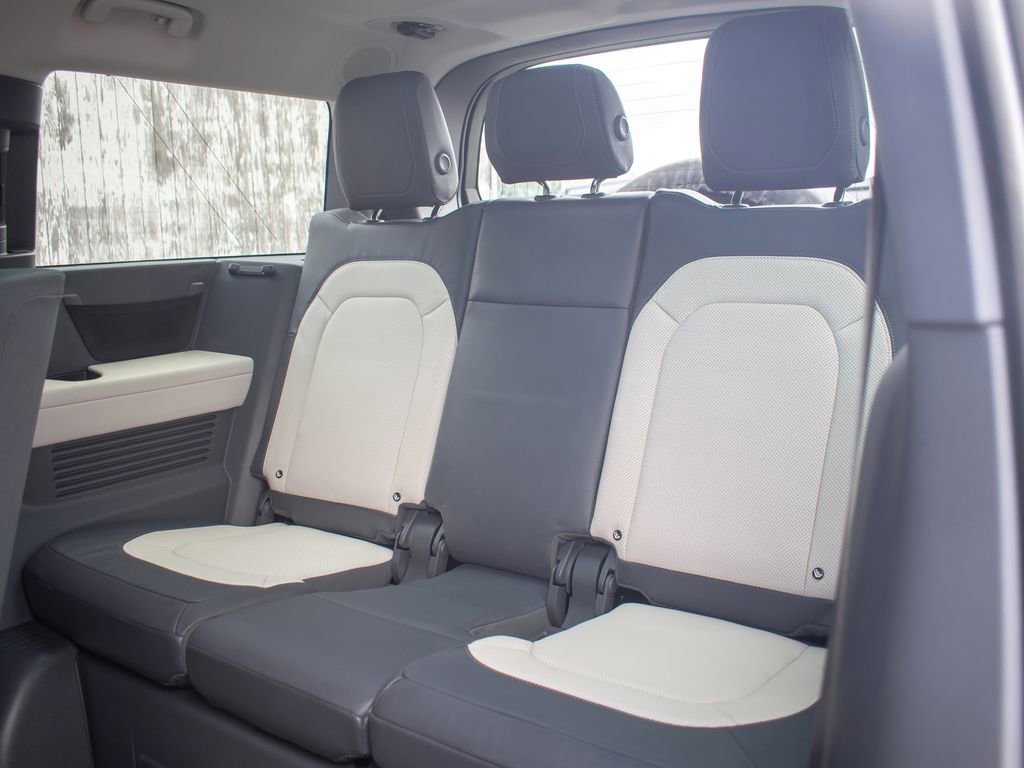 Used 2023 Land Rover Defender 130 X-Dynamic SE image 36