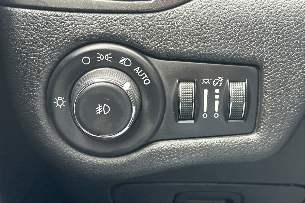 Used 2019 Jeep Cherokee Trailhawk w/ Cold Weather Group image 17