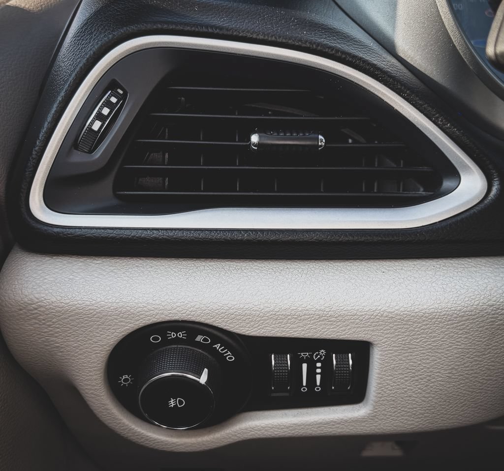 Used 2017 Chrysler Pacifica Touring Plus FWD image 7