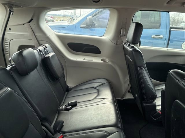 Used 2024 Chrysler Pacifica Touring-L image 11