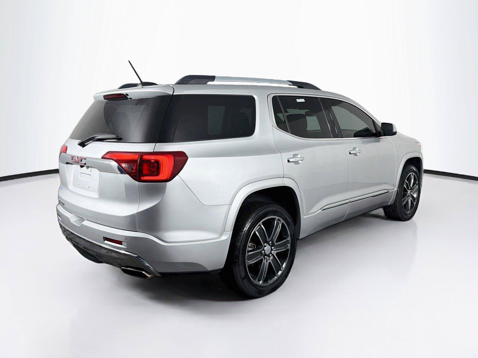 Used 2017 GMC Acadia Denali w/ Technology Package FWD image 11
