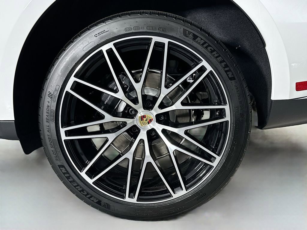 Certified 2026 Porsche Macan image 33