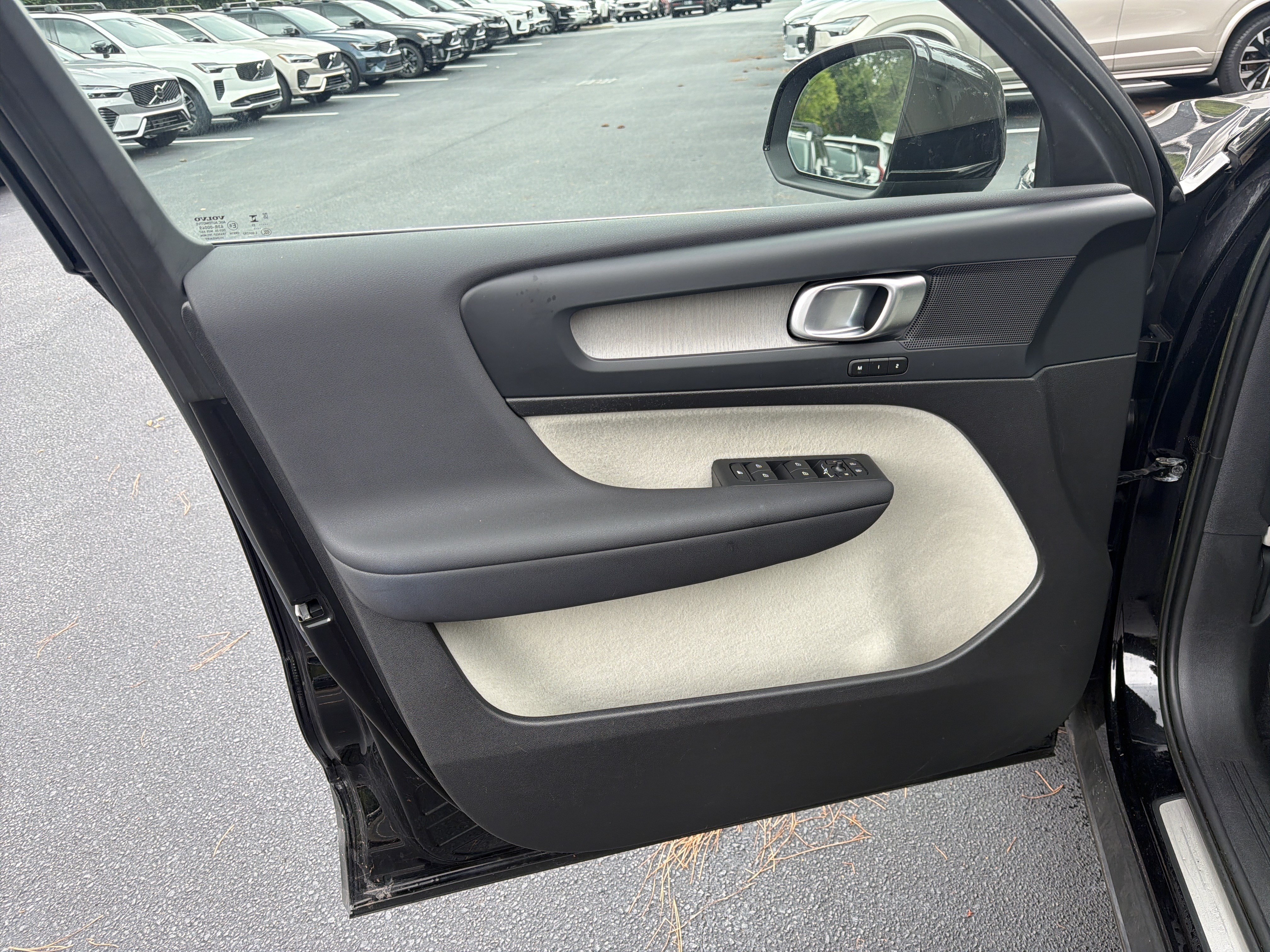 Certified 2023 Volvo XC40 B5 Plus AWD/4WD image 14