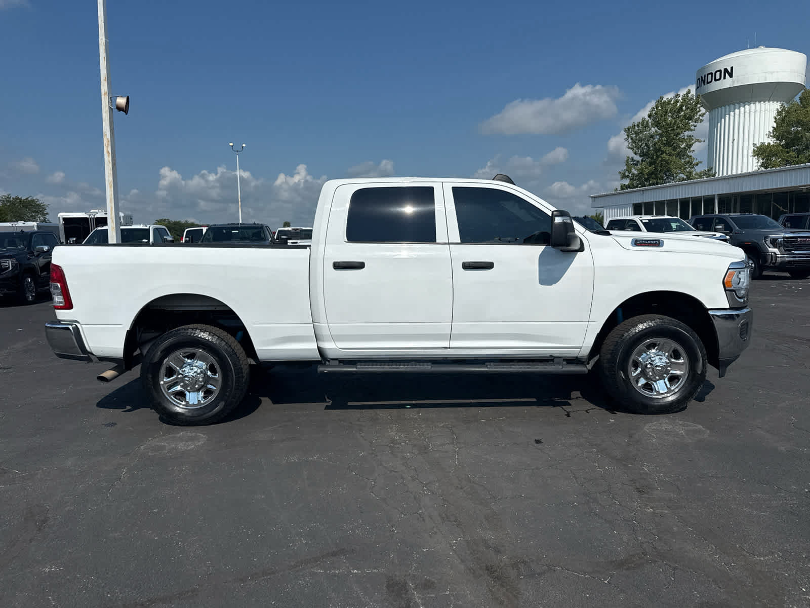 Used 2023 RAM 2500 Tradesman w/ Chrome Appearance Group AWD/4WD image 6