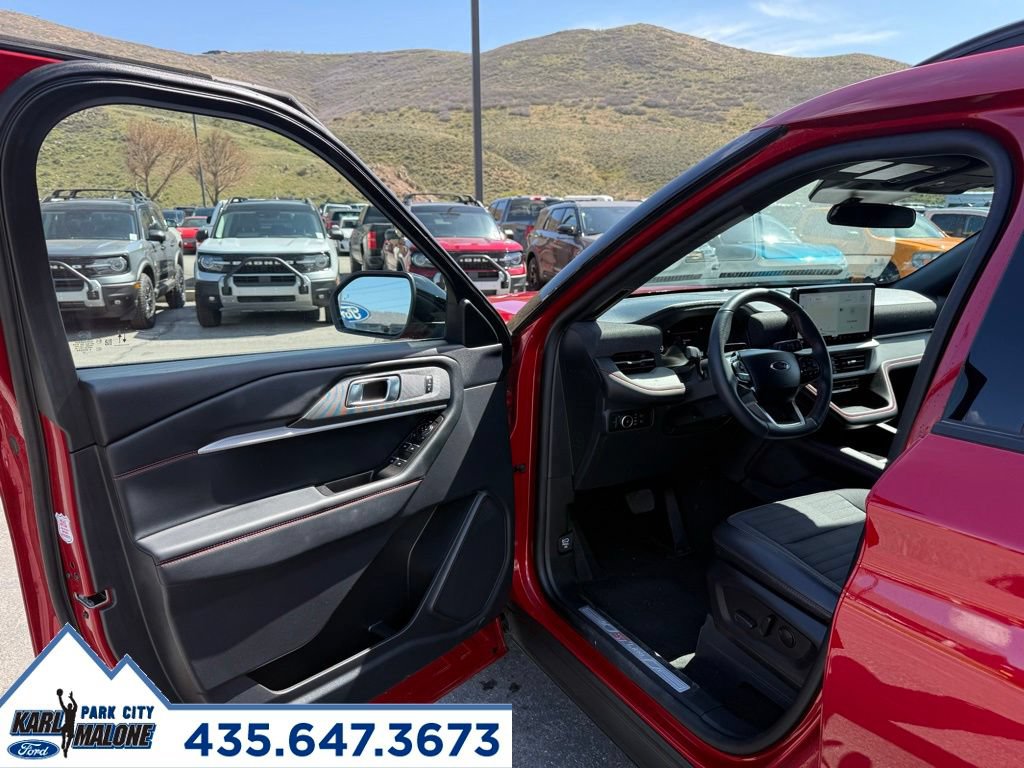 Used 2025 Ford Explorer ST-Line w/ ST-Line Street Pack AWD/4WD image 11