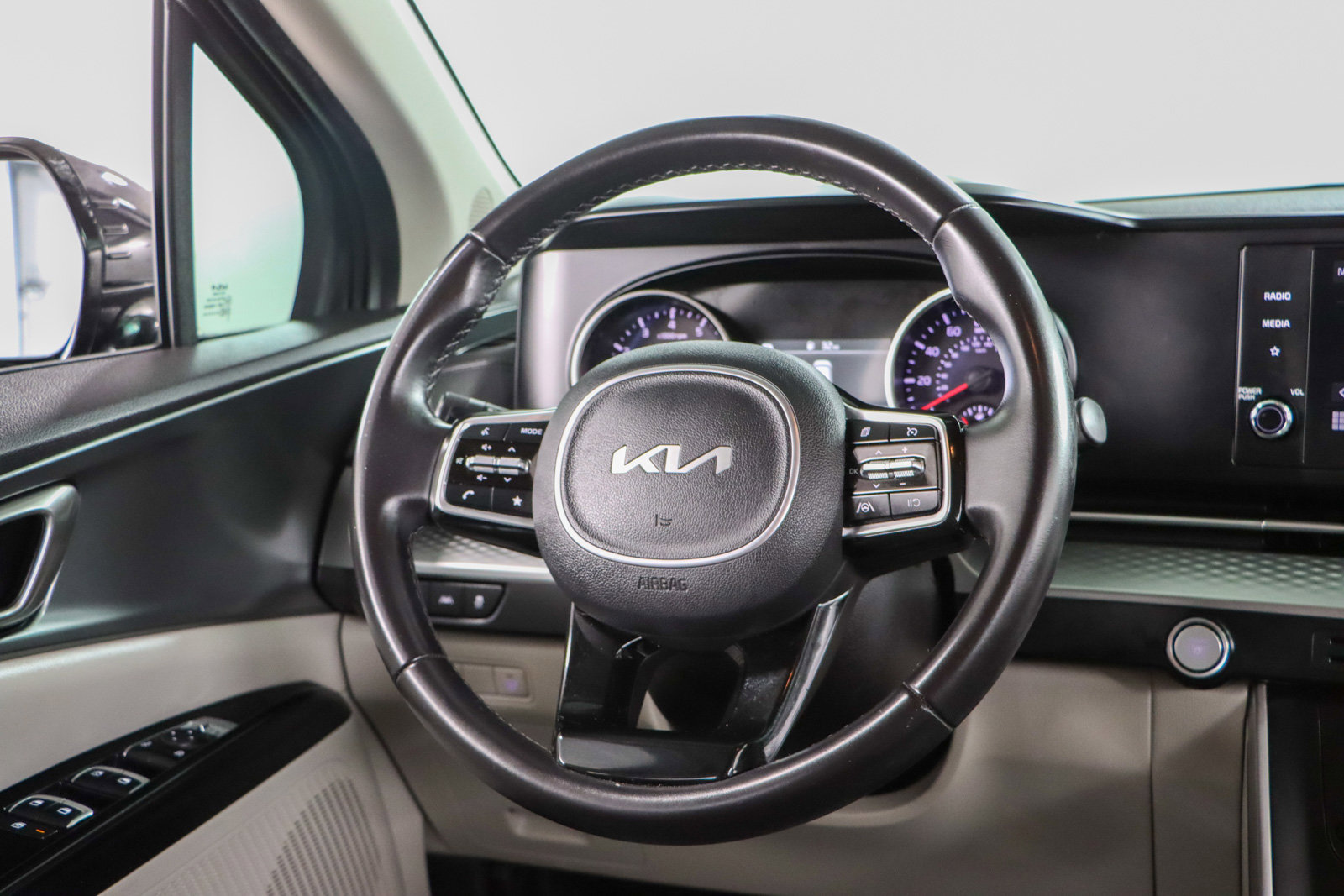Used 2024 Kia Carnival LX image 12