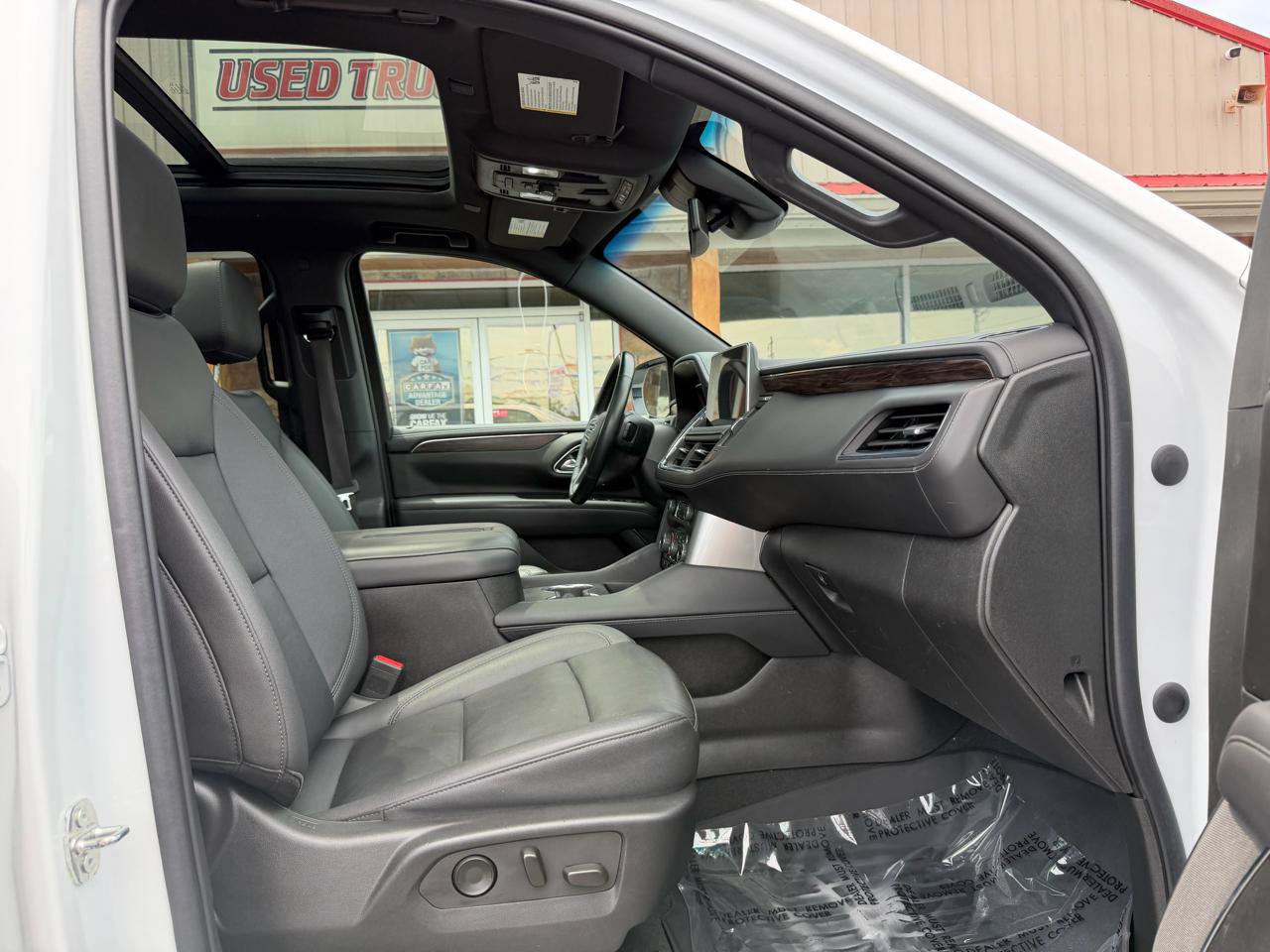 Used 2023 Chevrolet Tahoe Z71 w/ Luxury Package AWD/4WD image 28