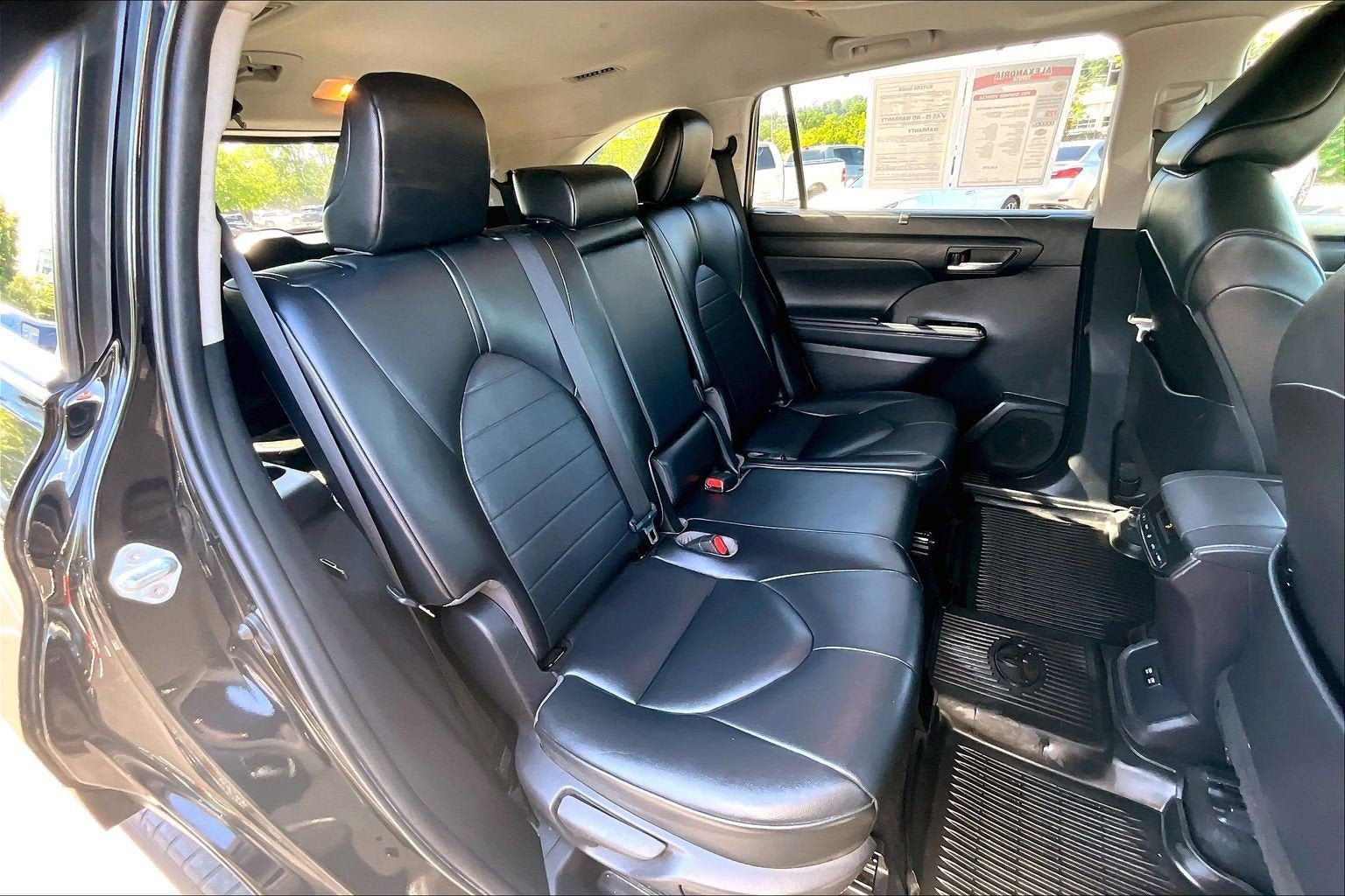 Used 2021 Toyota Highlander XLE AWD/4WD image 26