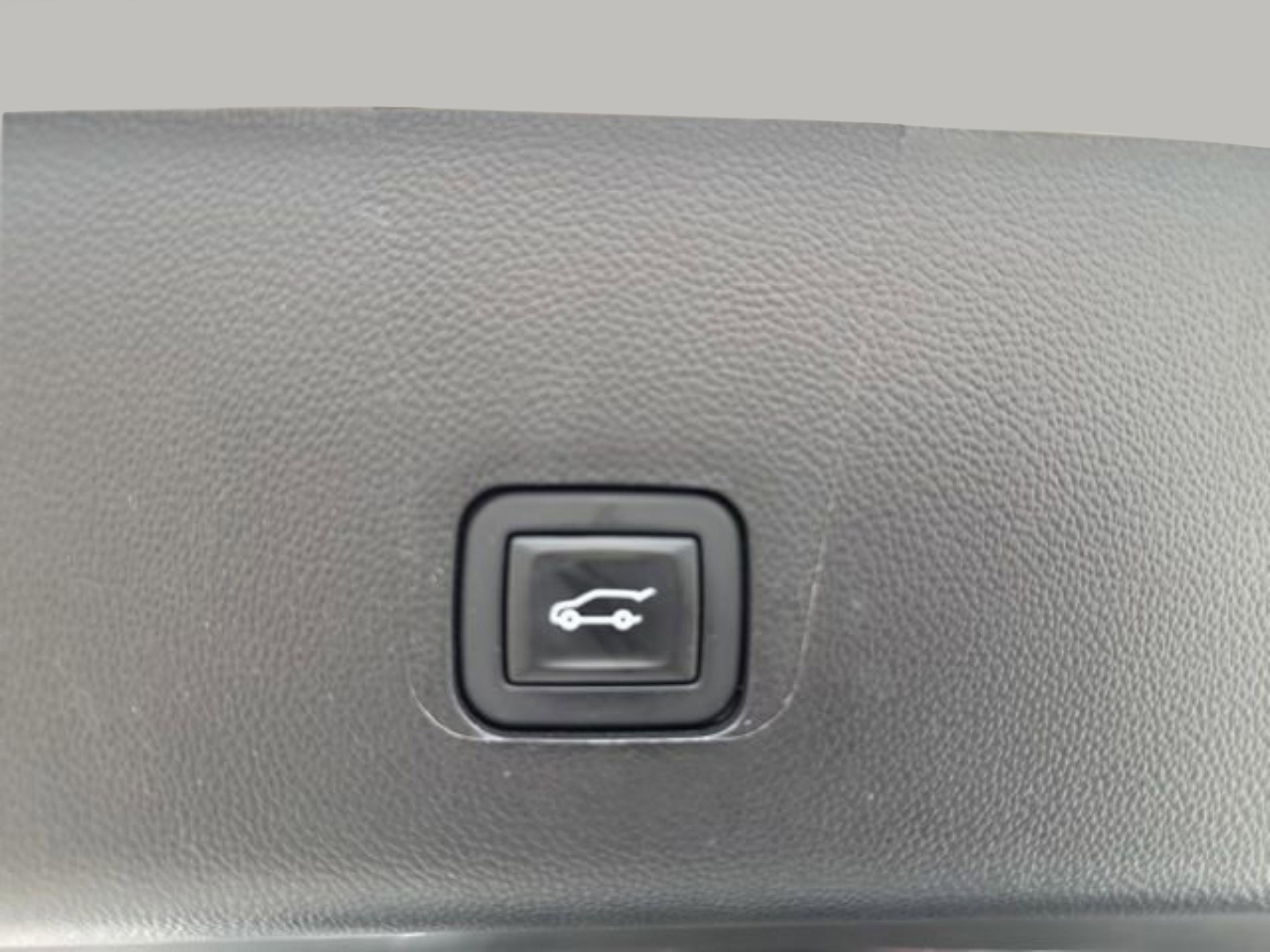 Used 2021 Chevrolet Traverse Premier FWD image 36