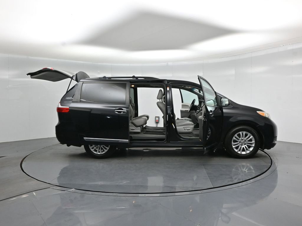 Used 2015 Toyota Sienna XLE Premium FWD image 4