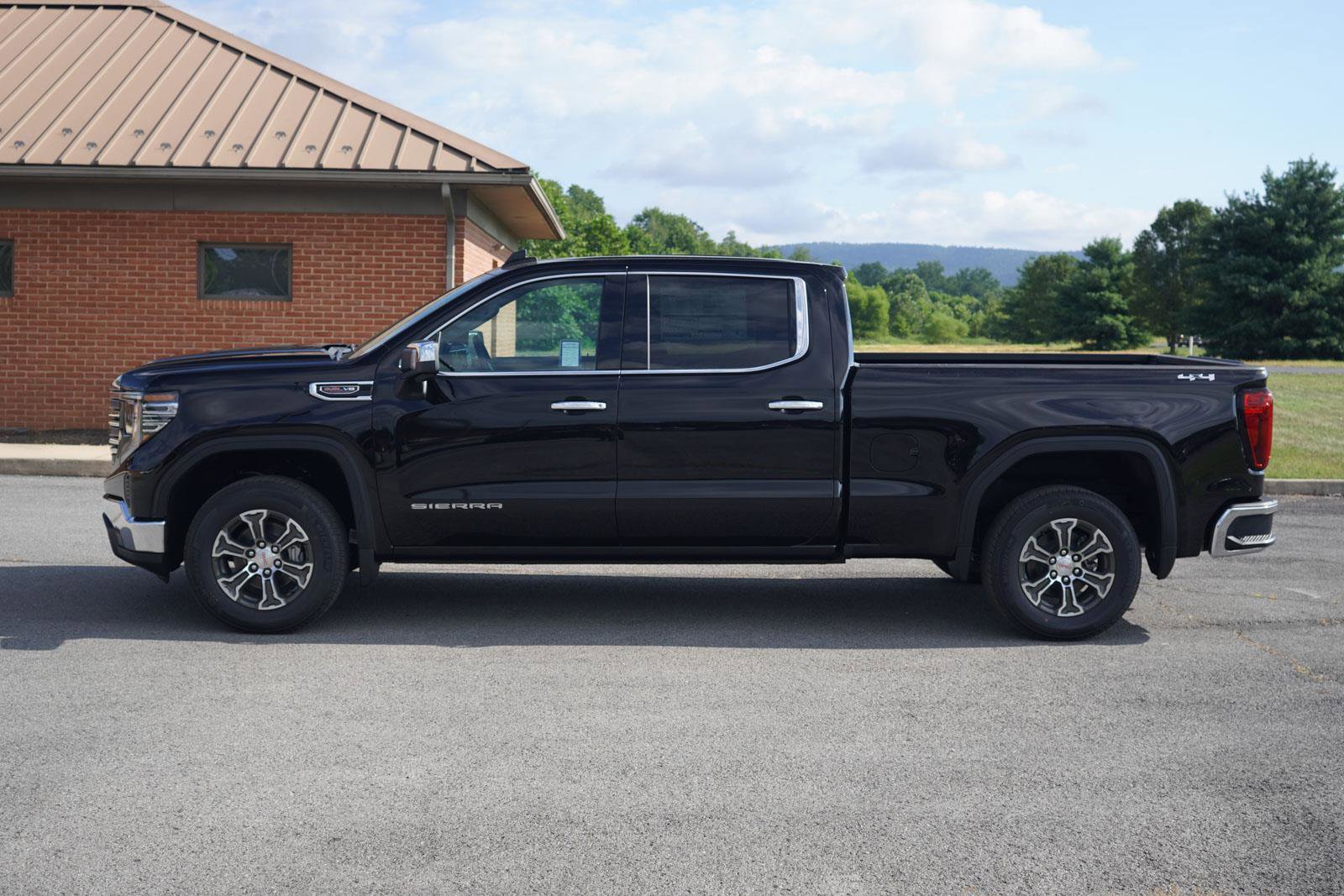 New 2026 GMC Sierra 1500 SLT w/ SLT Convenience Package image 8