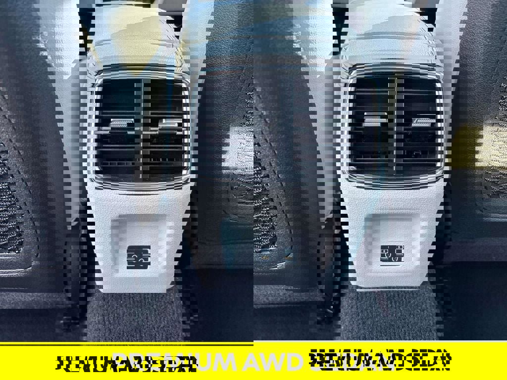 Used 2024 Genesis G70 2.5T image 11