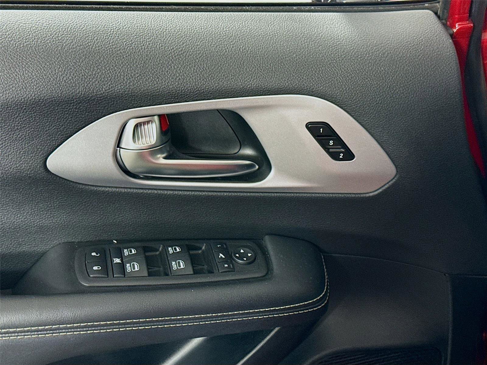 Used 2025 Chrysler Pacifica Limited image 12