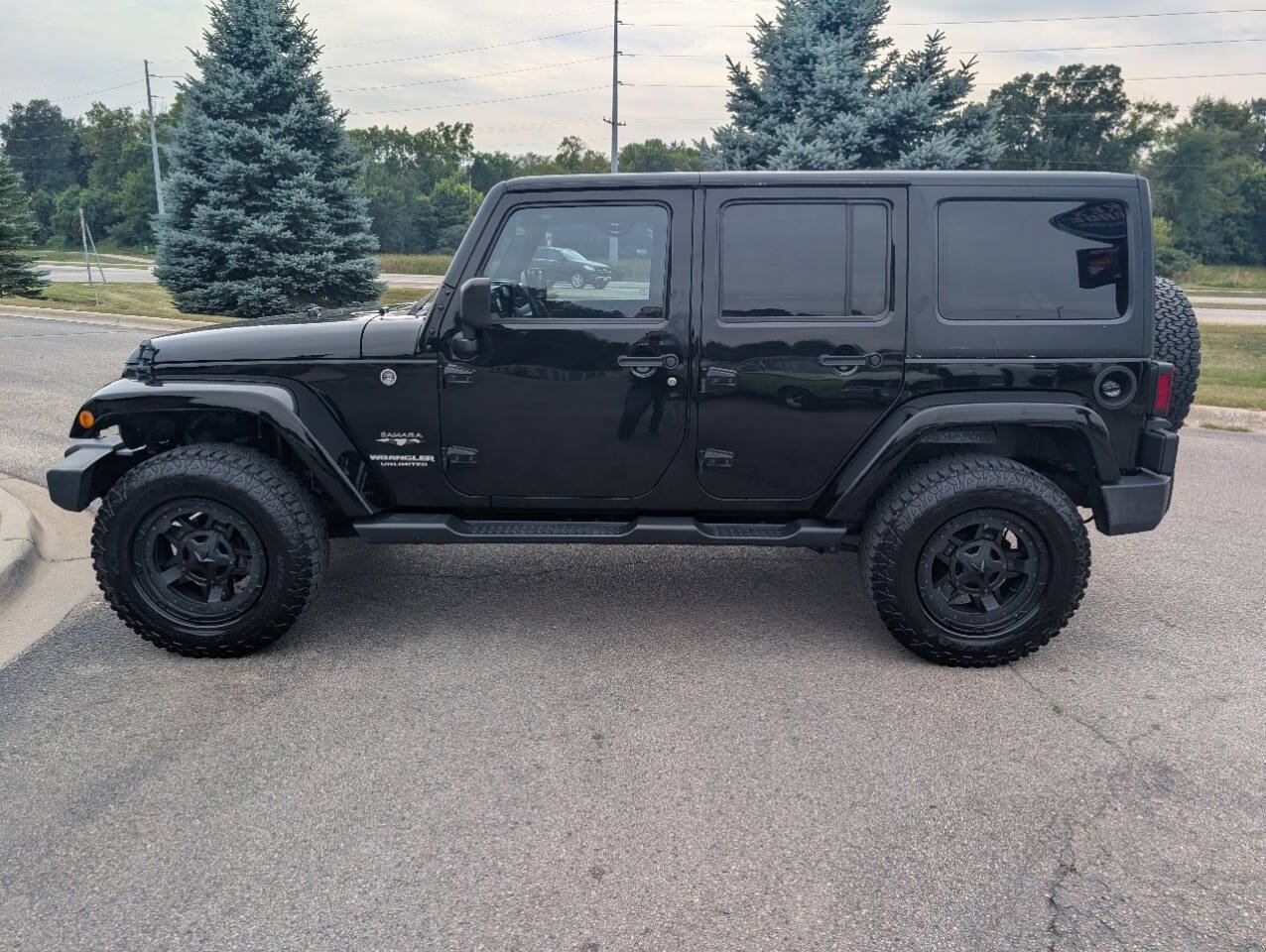Used 2016 Jeep Wrangler Unlimited Sahara w/ Connectivity Group AWD/4WD image 6
