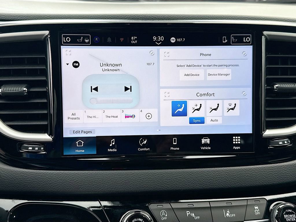 Used 2026 Chrysler Pacifica Select image 16