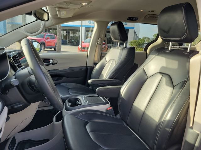 Used 2023 Chrysler Pacifica Touring-L image 18