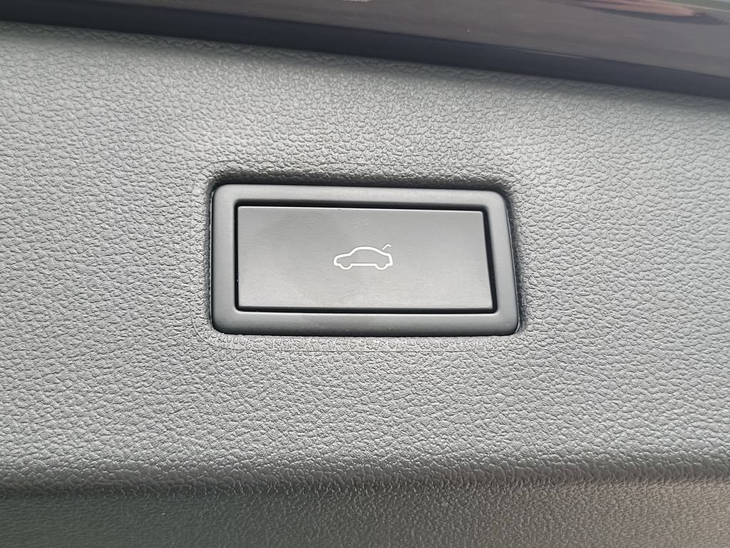 Certified 2023 Volkswagen Tiguan SE R-Line FWD image 16