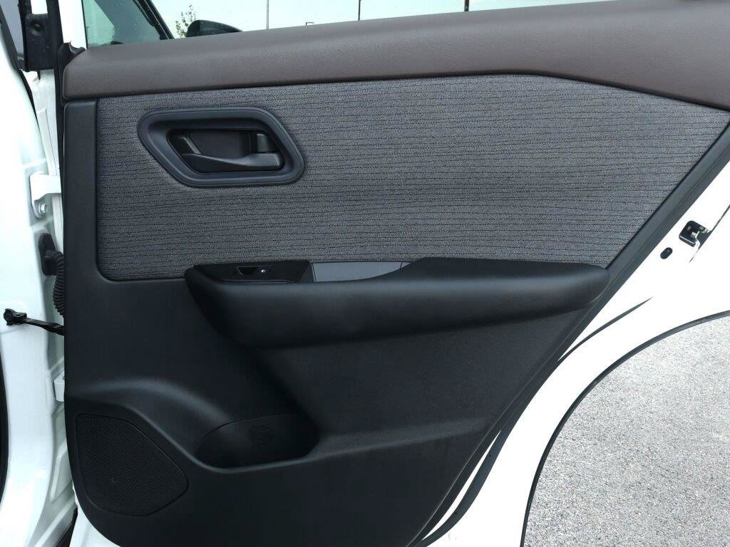Used 2023 Nissan Rogue S AWD/4WD image 8