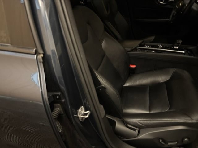 Used 2022 Volvo S60 B5 Momentum w/ Premium Package AWD/4WD image 21
