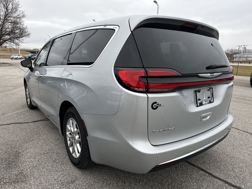 Used 2023 Chrysler Pacifica Touring-L image 6