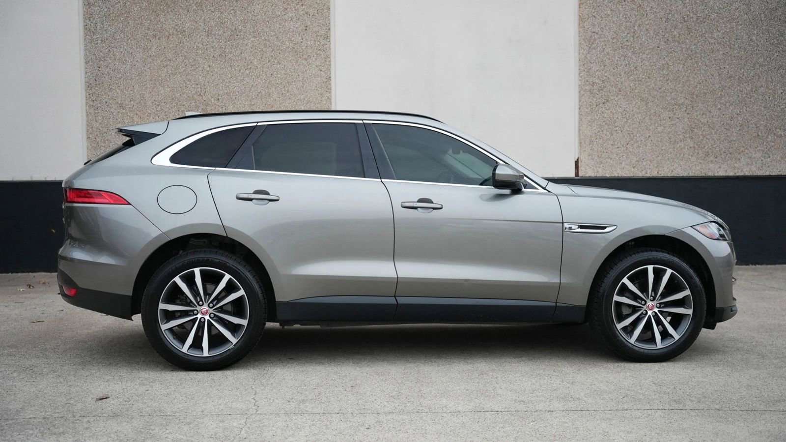 Used 2018 Jaguar F-PACE Prestige image 11