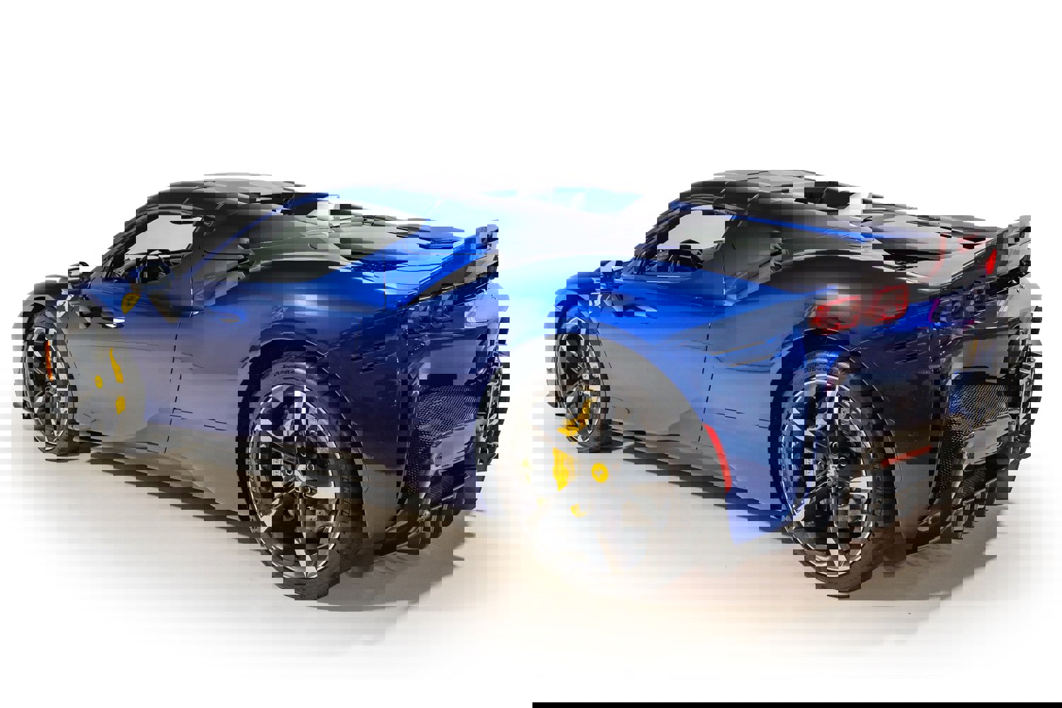 Used 2022 Ferrari SF90 Spider image 14