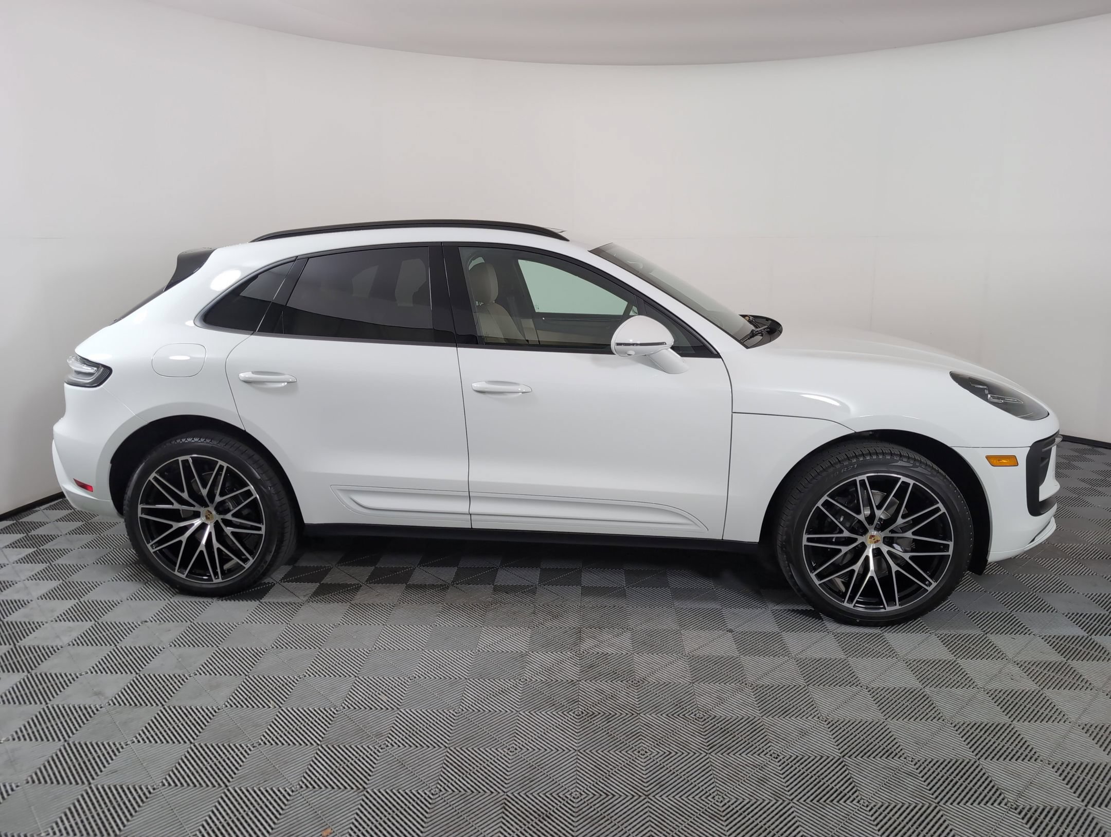 Certified 2025 Porsche Macan AWD/4WD image 9