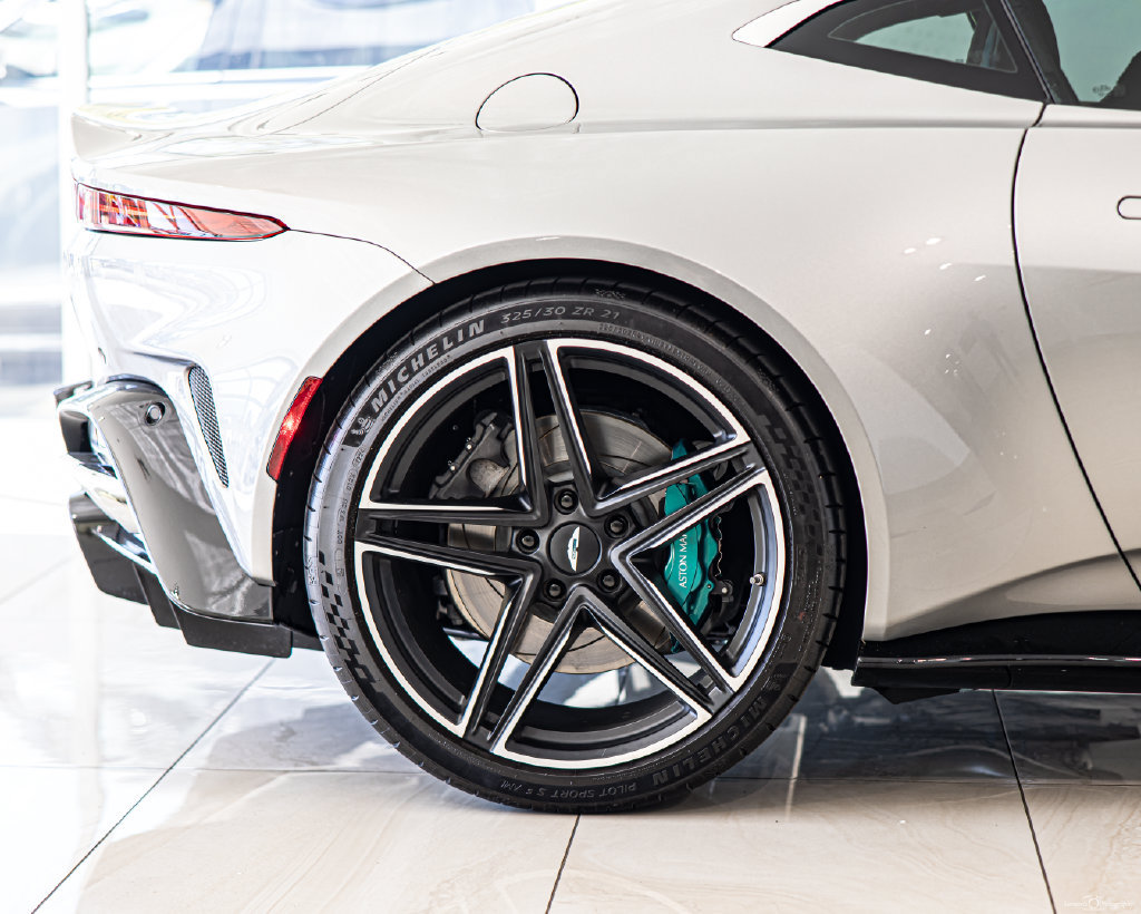 Used 2025 Aston Martin V8 Vantage Coupe RWD image 11
