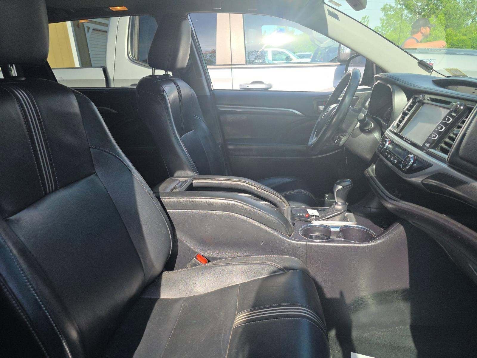 Used 2018 Toyota Highlander SE w/ Carpet Mat Package (TMS) AWD/4WD image 13