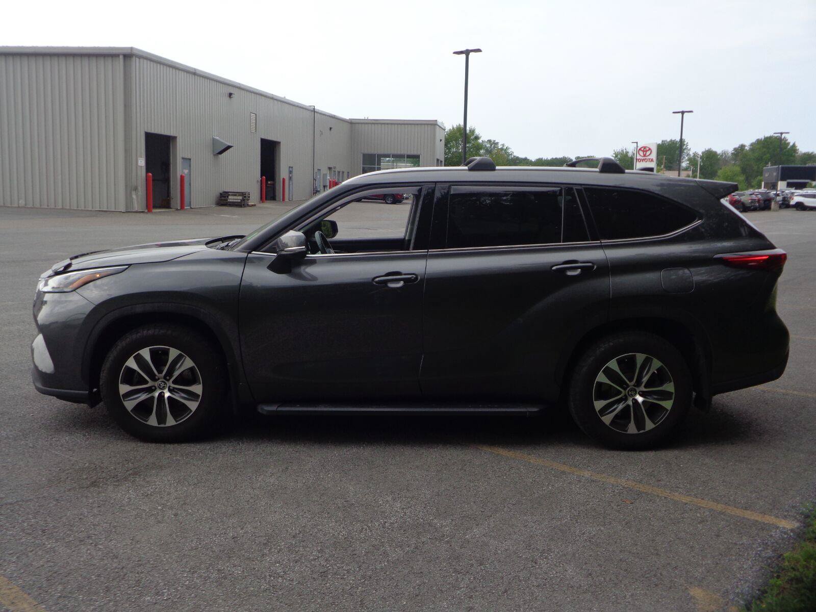 Used 2022 Toyota Highlander XLE AWD/4WD image 5