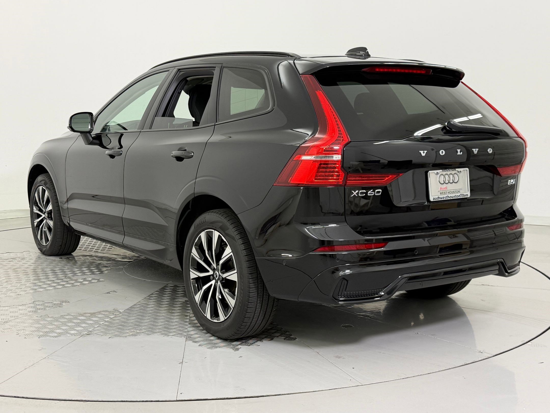 Used 2025 Volvo XC60 B5 Plus image 3