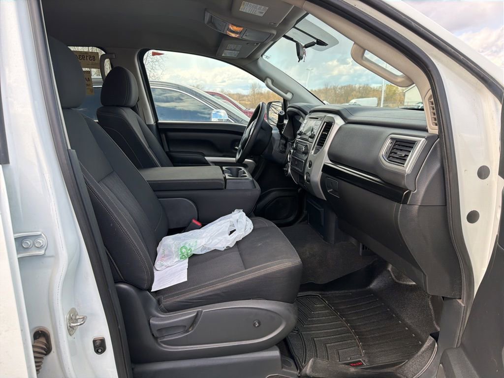 Used 2018 Nissan Titan SV image 4