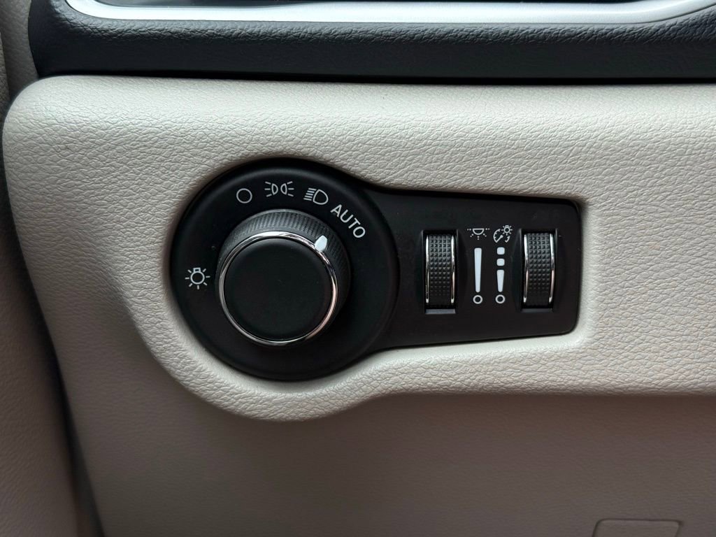 Used 2020 Chrysler Voyager Lxi image 16