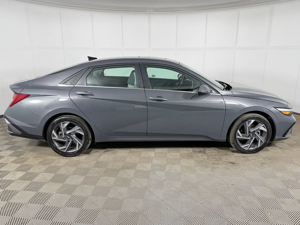 Certified 2025 Hyundai Elantra Limited FWD image 16
