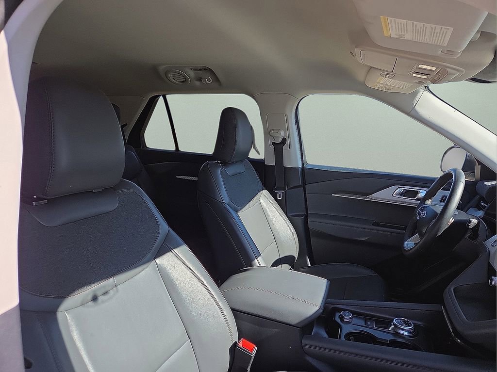 Used 2025 Ford Explorer Active w/ Active Comfort Package image 13