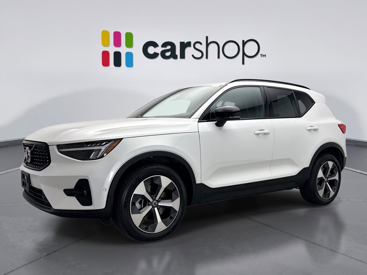 Used 2025 Volvo XC40 B5 Plus AWD/4WD image 1